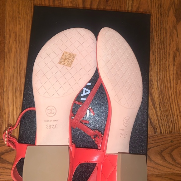 Chanel 19P thong sandals in rouge color with CC interlocking logo block heel - Picture 5 of 6